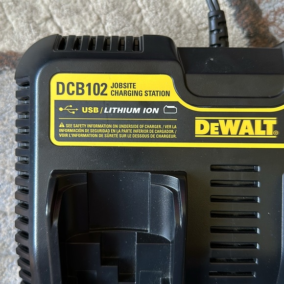 DeWALT BT SPEAKER, CHARGER & BATTERY - Picture 10 of 15